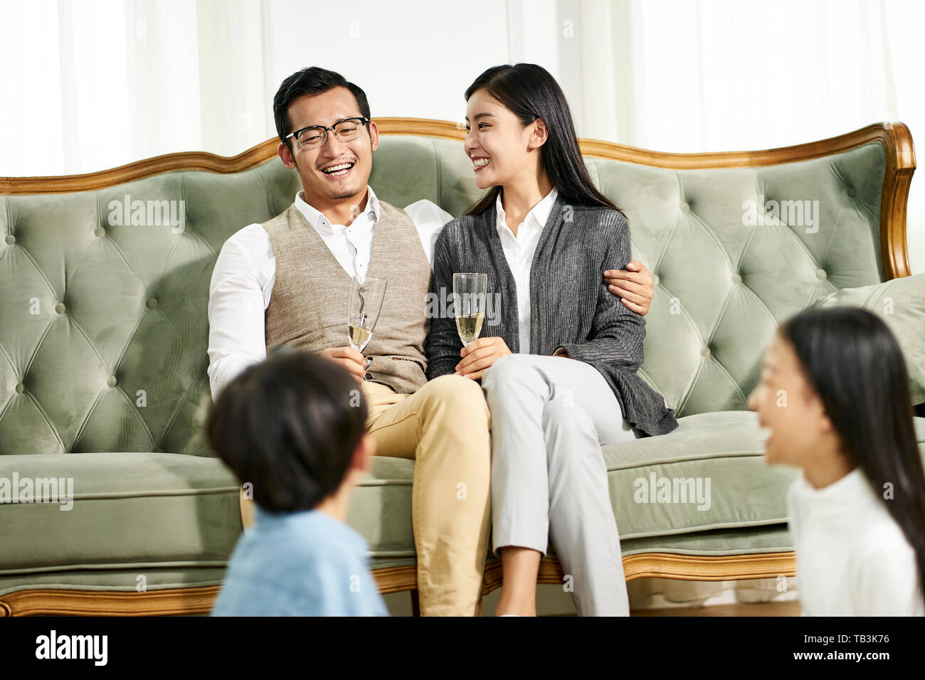 Familia con dos niños asiáticos tener un buen tiempo en casa Foto de stock