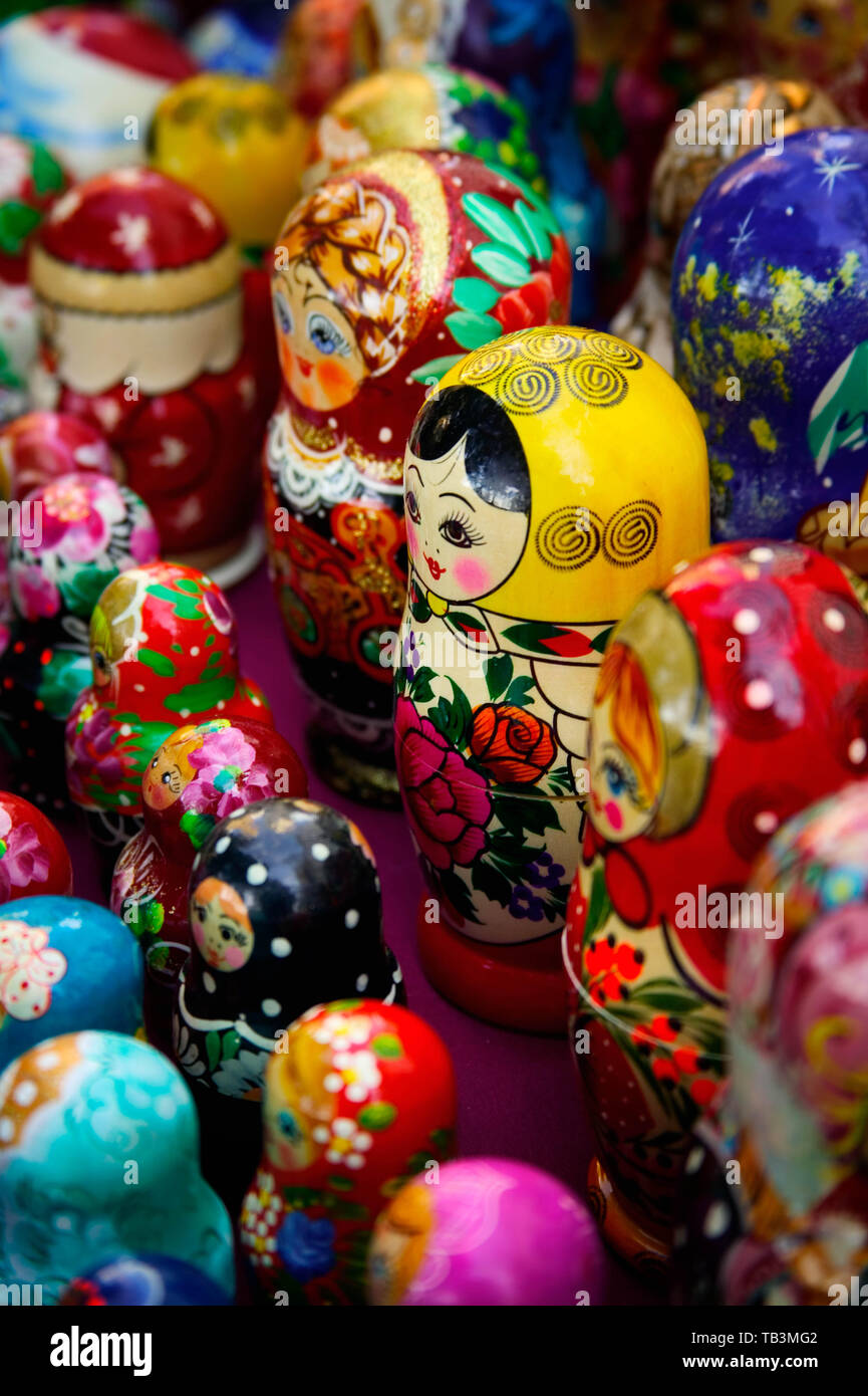 Mesa llena de muñecas Matrioshka rusa para la venta por vendedores ambulantes en Central Park, New York, NY Fotografía de stock - Alamy