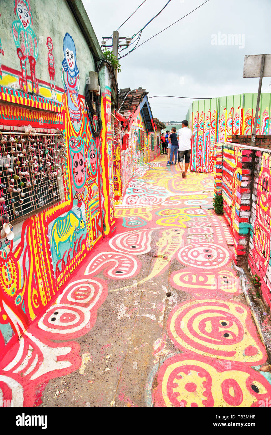 TAICHUNG, Taiwán - jul 11: Los visitantes caminan por los coloridos graffiti salpicado de la famosa calle Rainbow Village en Taichung, Taiwán. La aldea tiene Foto de stock