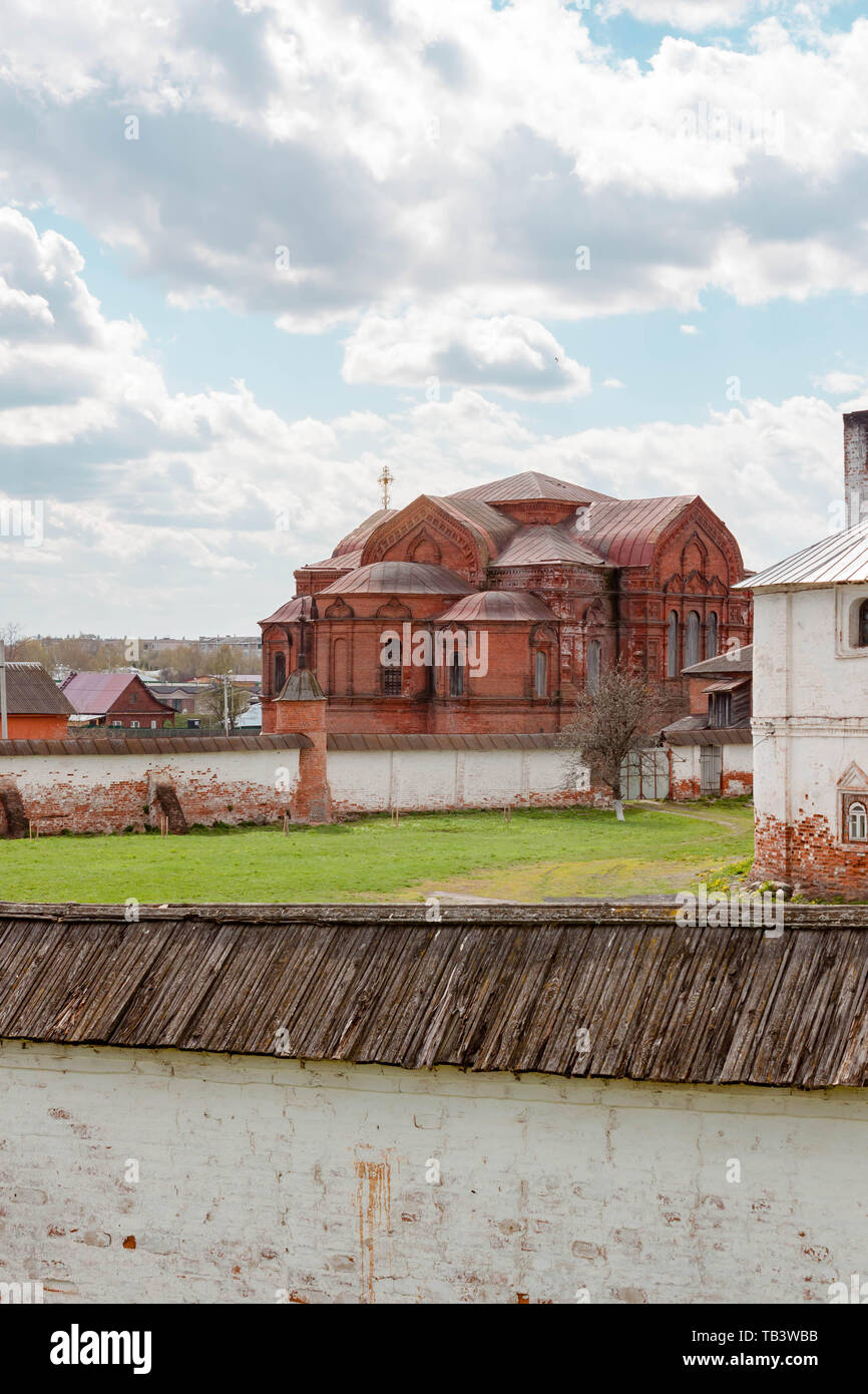 Hermosa vista a la Catedral de Miguel Arcángel y campanario en el
