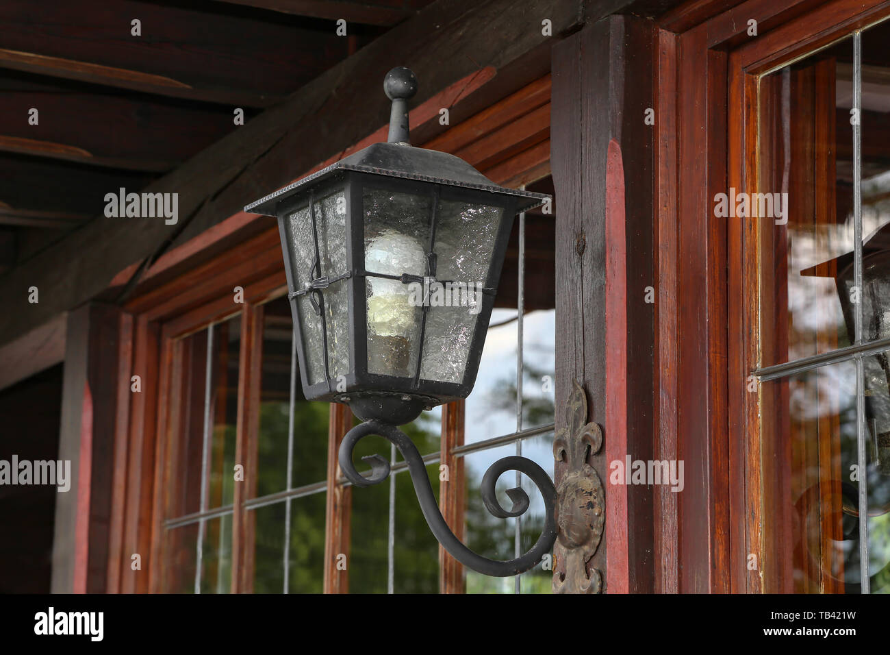 Hermosa Lampara En La Pared De Una Casa De Madera Foto Imagen De