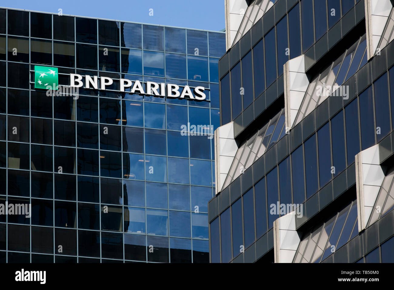 Un logotipo cartel fuera de una instalación ocupada por BNP Paribas en Montreal, Quebec, Canadá, el 21 de abril de 2019. Foto de stock