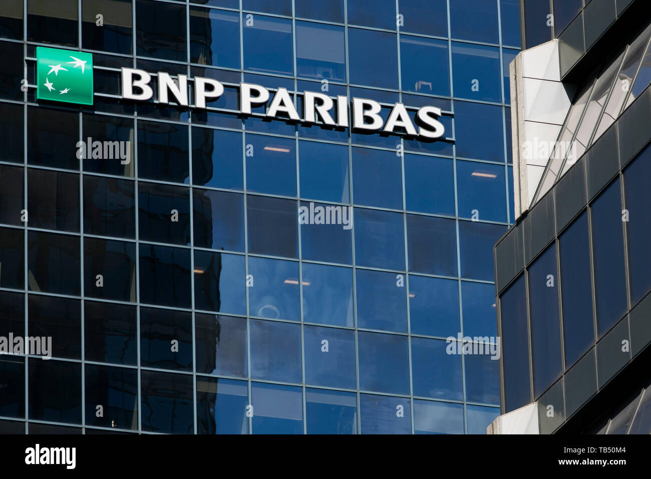 Un logotipo cartel fuera de una instalación ocupada por BNP Paribas en Montreal, Quebec, Canadá, el 21 de abril de 2019. Foto de stock