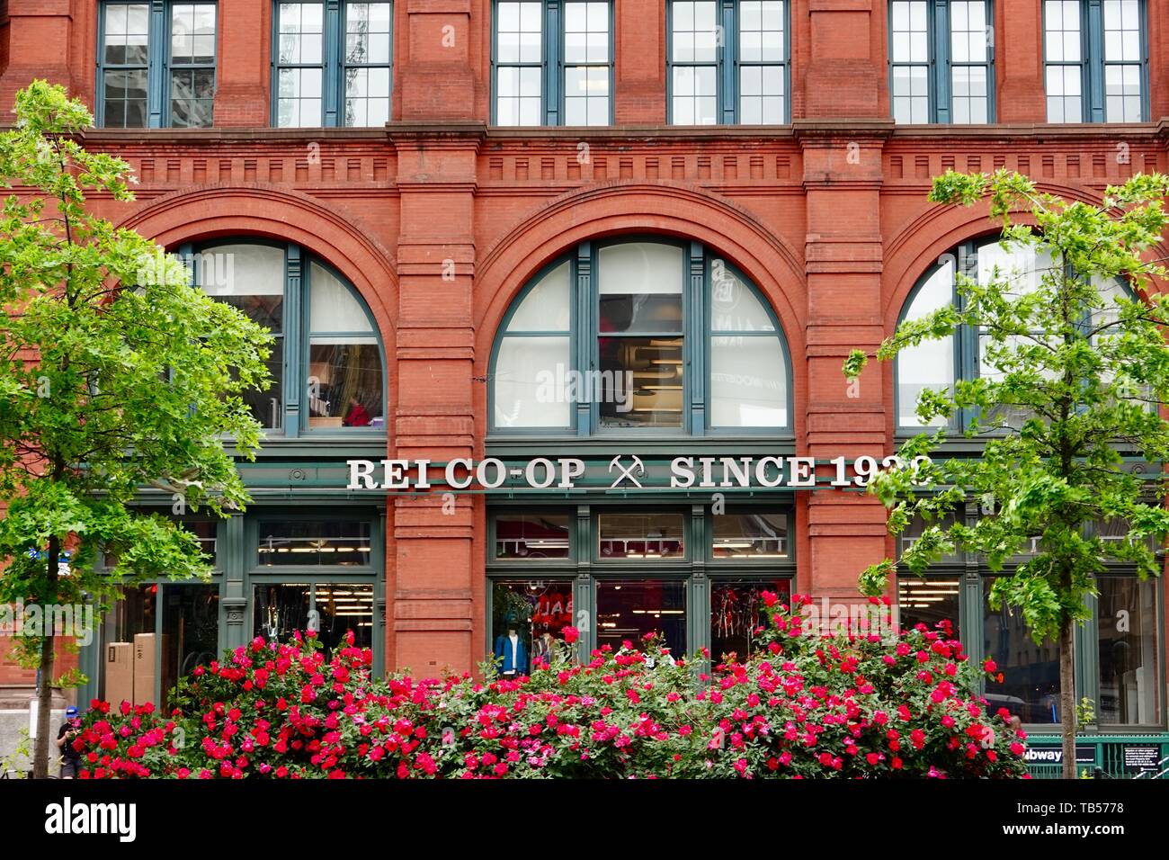 La fachada de la calle Houston de REI CoOp, la tienda insignia de SoHo