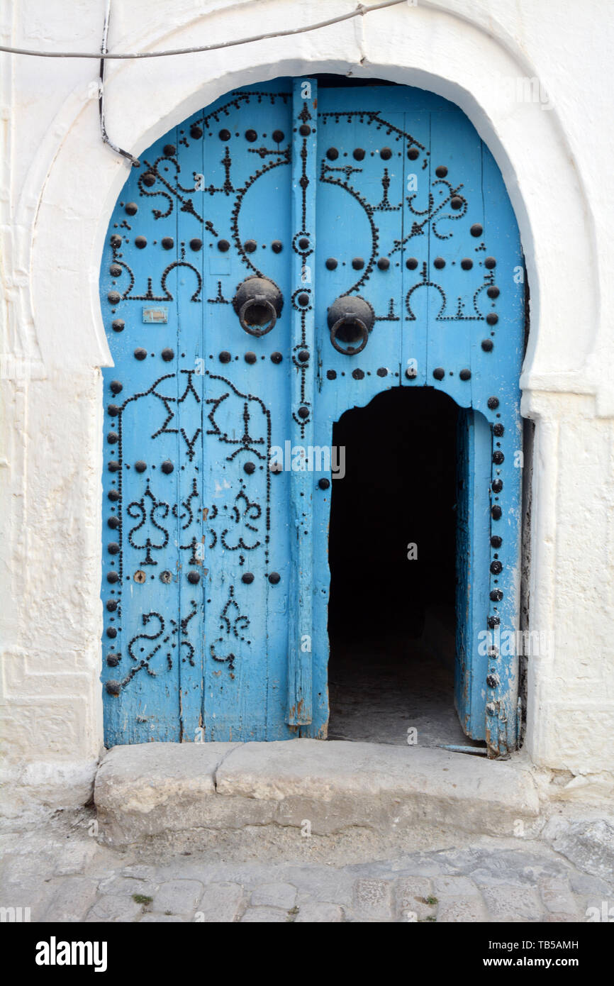 La puerta azul tradicional de una casa del siglo XVII, decorada con motivos  islámicos en un callejón de la medina (ciudad vieja) de Túnez, Túnez  Fotografía de stock - Alamy
