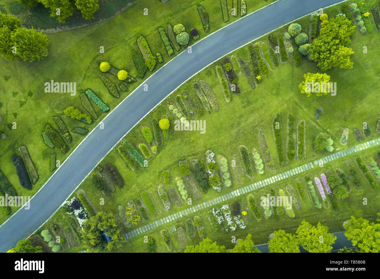 Vista aérea del parque con un césped verde y trazados Foto de stock
