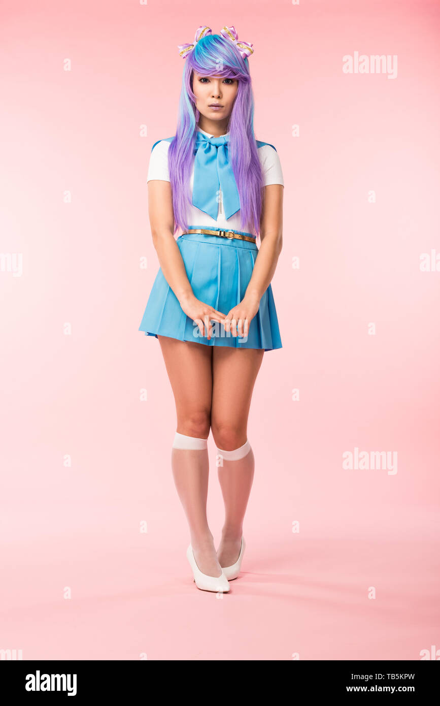 Vista de longitud completa triste chica anime asiático en la falda de pie en rosa Fotografía de stock - Alamy Vista de longitud completa triste chica anime asiático en la falda de pie en rosa Fotografía de stock - Alamy