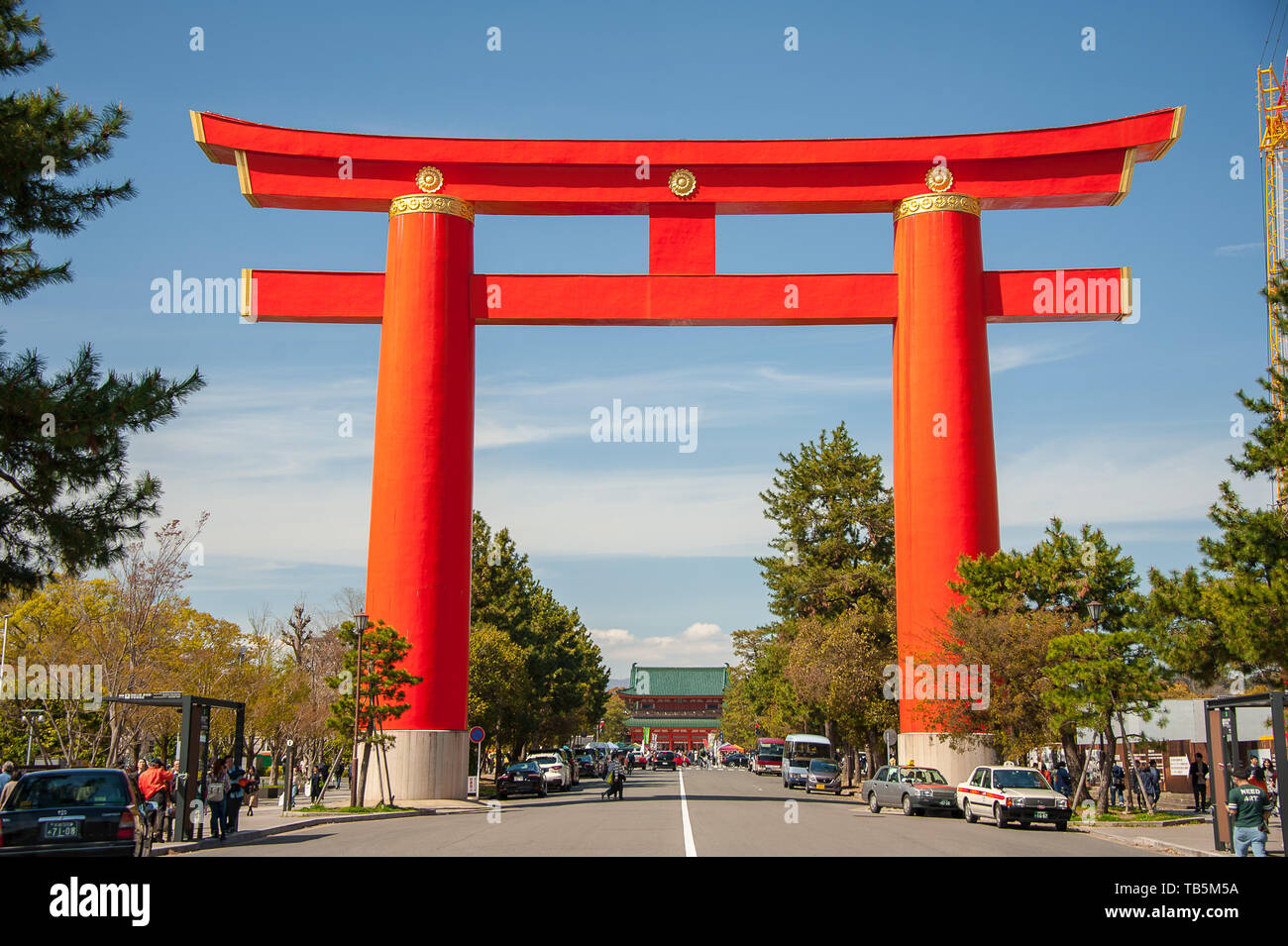 Kyoto, Japón - Abril 2019: Torii gigante, la puerta de entrada principal al santuario de Heian Jingu. Foto de stock