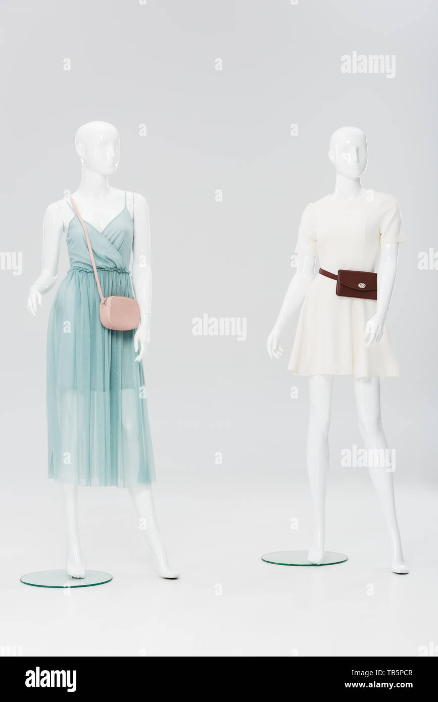 Maniquíes con bolsas de plástico y los Vestidos, sobre gris aislado  Fotografía de stock - Alamy