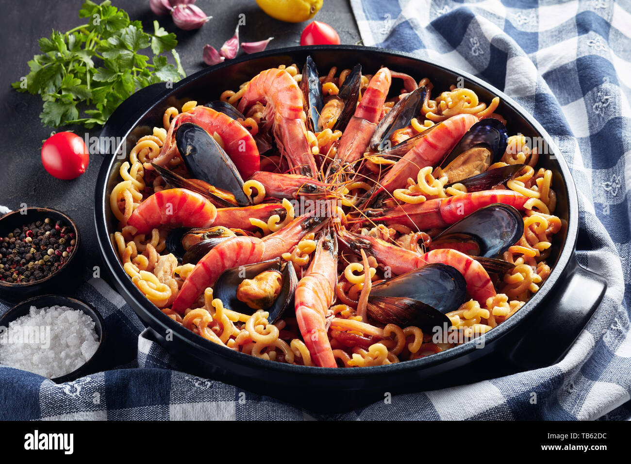Español fideuá, Paella de fideos con marisco langostinos, pescado
