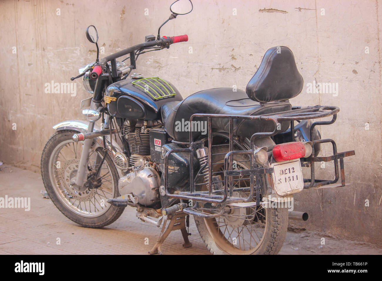 Ladakh, Jammu y Cachemira, la India- Fecha: Mayo 2, 2019: una vendimia Royal Enfield Bullet moto estacionada contra la pared marrón en Ladakh Foto de stock