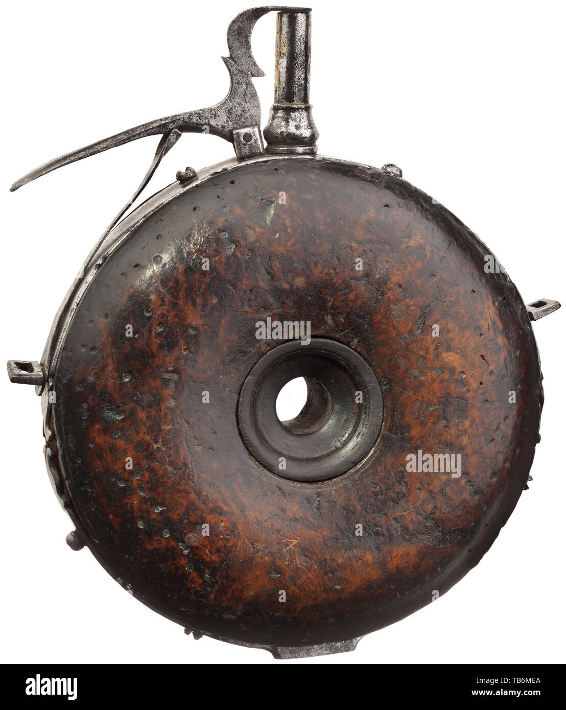 Matraz de polvo un alemán, primera mitad del siglo XVII, cuerpo redondo de madera de raíz de grano fino con girado insertar. Muelle de descarga transmitidas y montajes de hierro con anillos de suspensión al lado. Altura: 18 cm. Matraz de polvo, accesorio, accesorios, militar, militaria, objeto, objetos, fotografías, utilidades, utilidad, recortes, recortes de prensa, corte, recorte, escotaduras, utensilio, pieza de equipo, utensilios, histórica, histórica del siglo XVII, Additional-Rights-Clearance-Info-Not-Available Foto de stock
