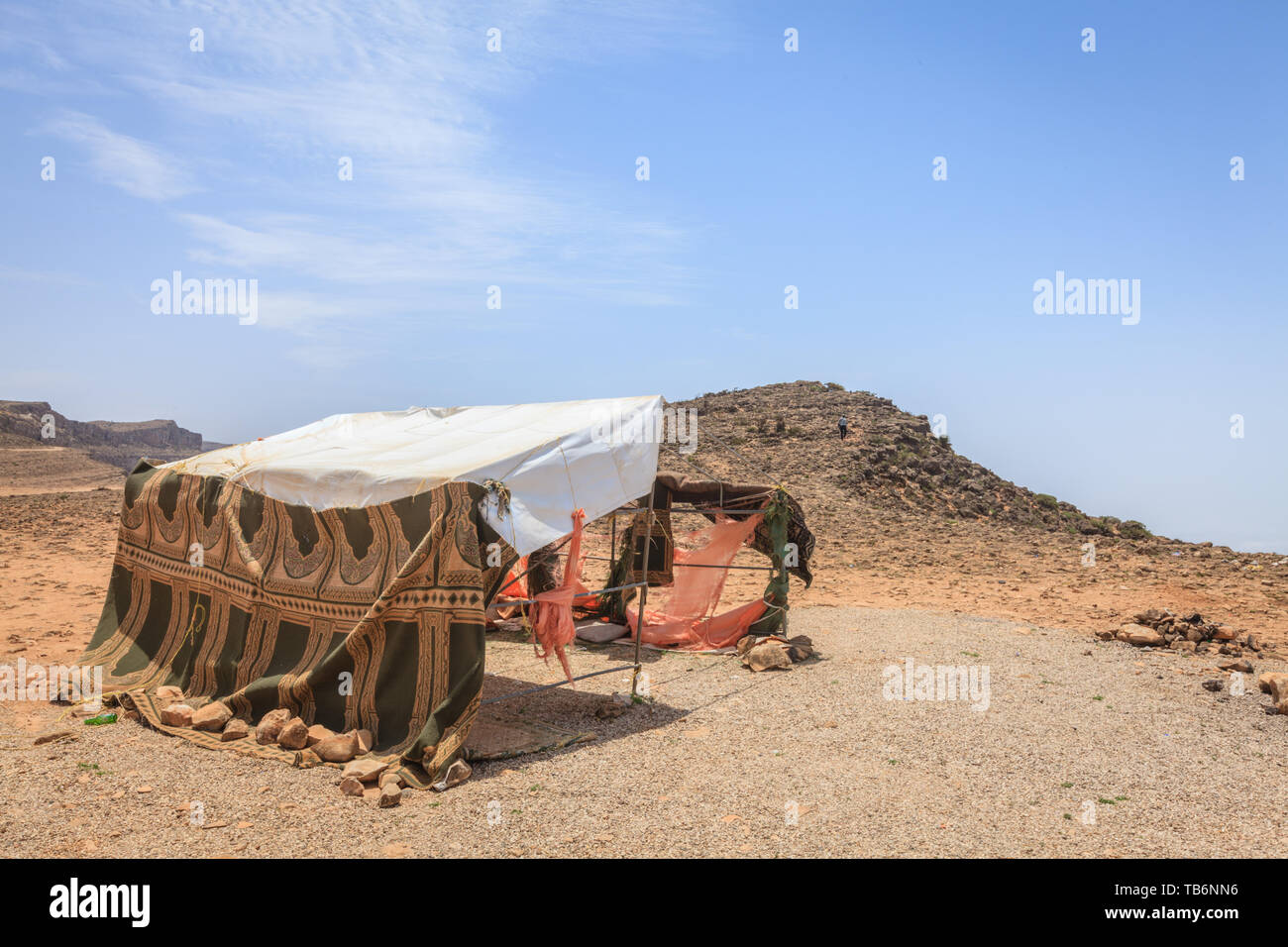 Una carpa de pastores de camellos abandonada en Jabal Samhan meseta, Omán Foto de stock