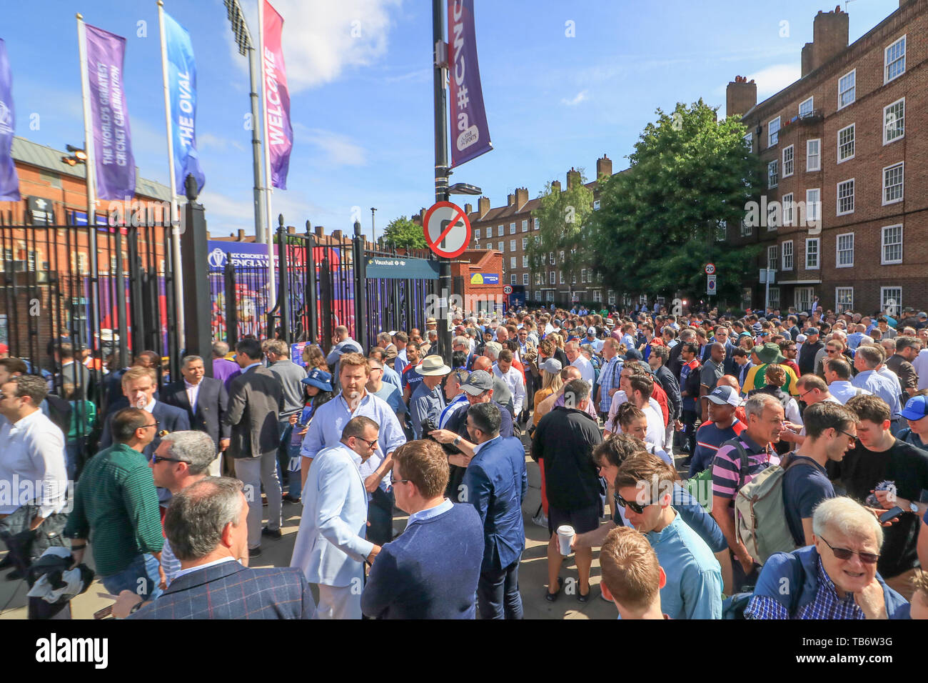 Fans son visto llegar en el Kia Oval Cricket Ground en Londres para la inauguración coincide con la fase de grupos de la Copa Mundial de Críquet de 2019 entre Inglaterra y Sudáfrica. Foto de stock