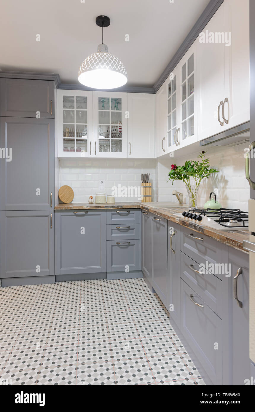 Moderna cocina de madera gris y blanco interior Fotografía de stock - Alamy