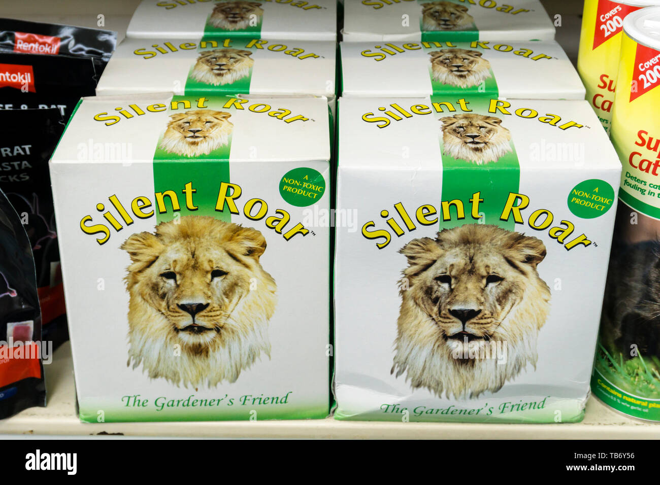 Silent rugido es un fertilizante basado en nitrógeno que se ha empapado en lion estiércol para disuadir a los gatos domésticos. Foto de stock