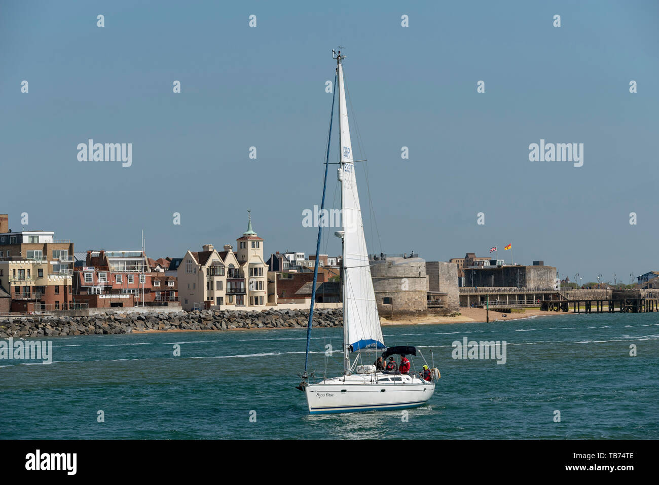 Portsmouth, Inglaterra, Reino Unido. Mayo de 2019. Un Yate de vela de motor en la histórica costa del Puerto de Portsmouth Foto de stock