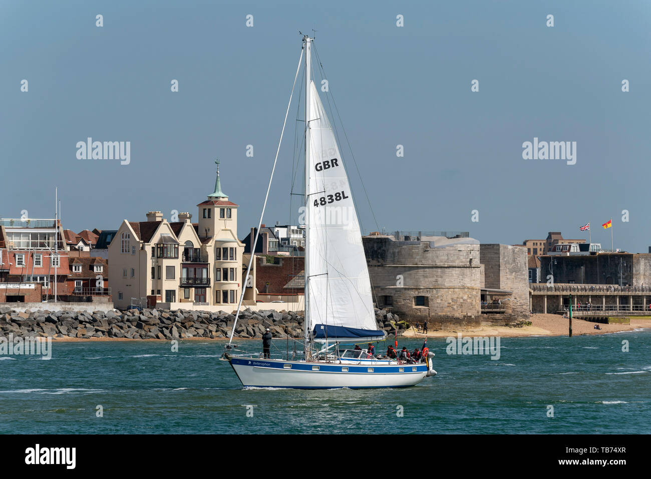 Portsmouth, Inglaterra, Reino Unido. Mayo de 2019. Un Yate de vela de motor en la histórica costa del Puerto de Portsmouth Foto de stock