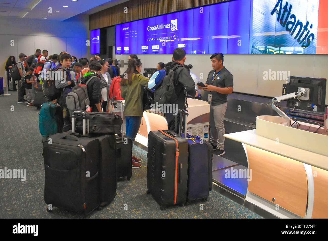 Orlando, Florida. 01, 2019. La gente haciendo en el counter de Copa Airlines en el Aeropuerto Internacional Orlando Fotografía stock - Alamy