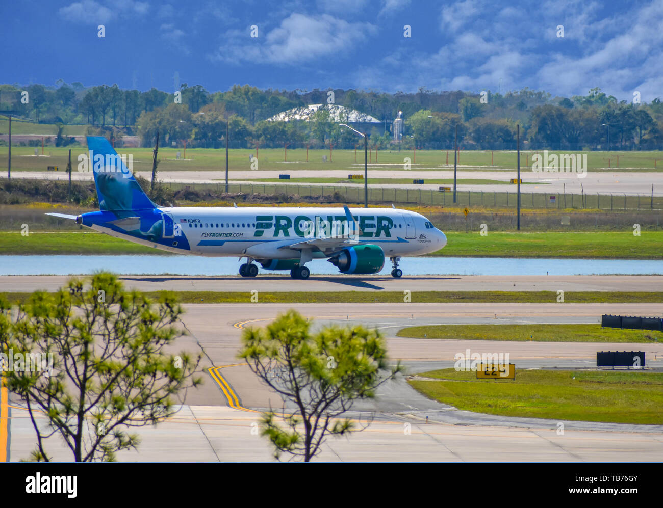Orlando, Florida. Marzo 01, 2019. Frontier Airlines aviones en la pista  preparando para salir del aeropuerto internacional de Orlando (MCO  Fotografía de stock - Alamy
