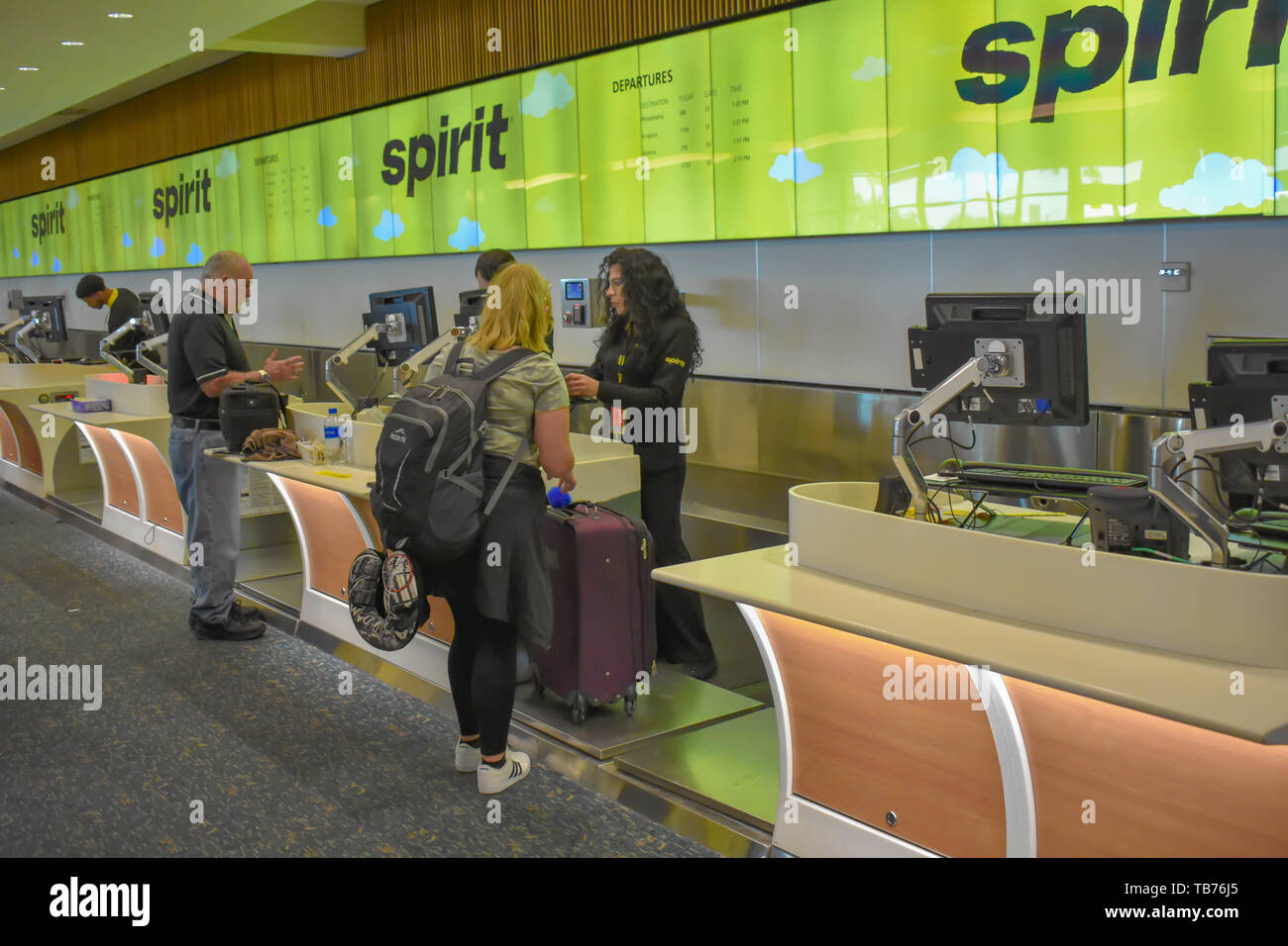 Orlando, Florida. Marzo 01, 2019. La gente haciendo el check-in en Spirit  Airlines mostrador en el Aeropuerto Internacional de Orlando . (2  Fotografía de stock - Alamy