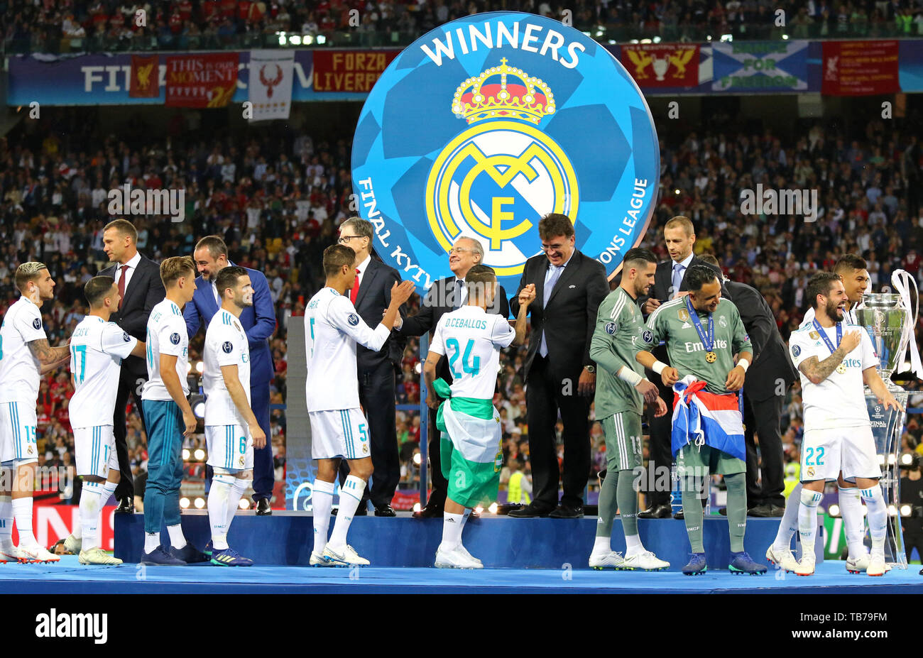 Kiev, Ucrania - 26 de mayo de 2018: Ceremonia de Entrega de medallas para  el equipo del Real Madrid, ganador de la Liga de Campeones de la UEFA 2018  después del último