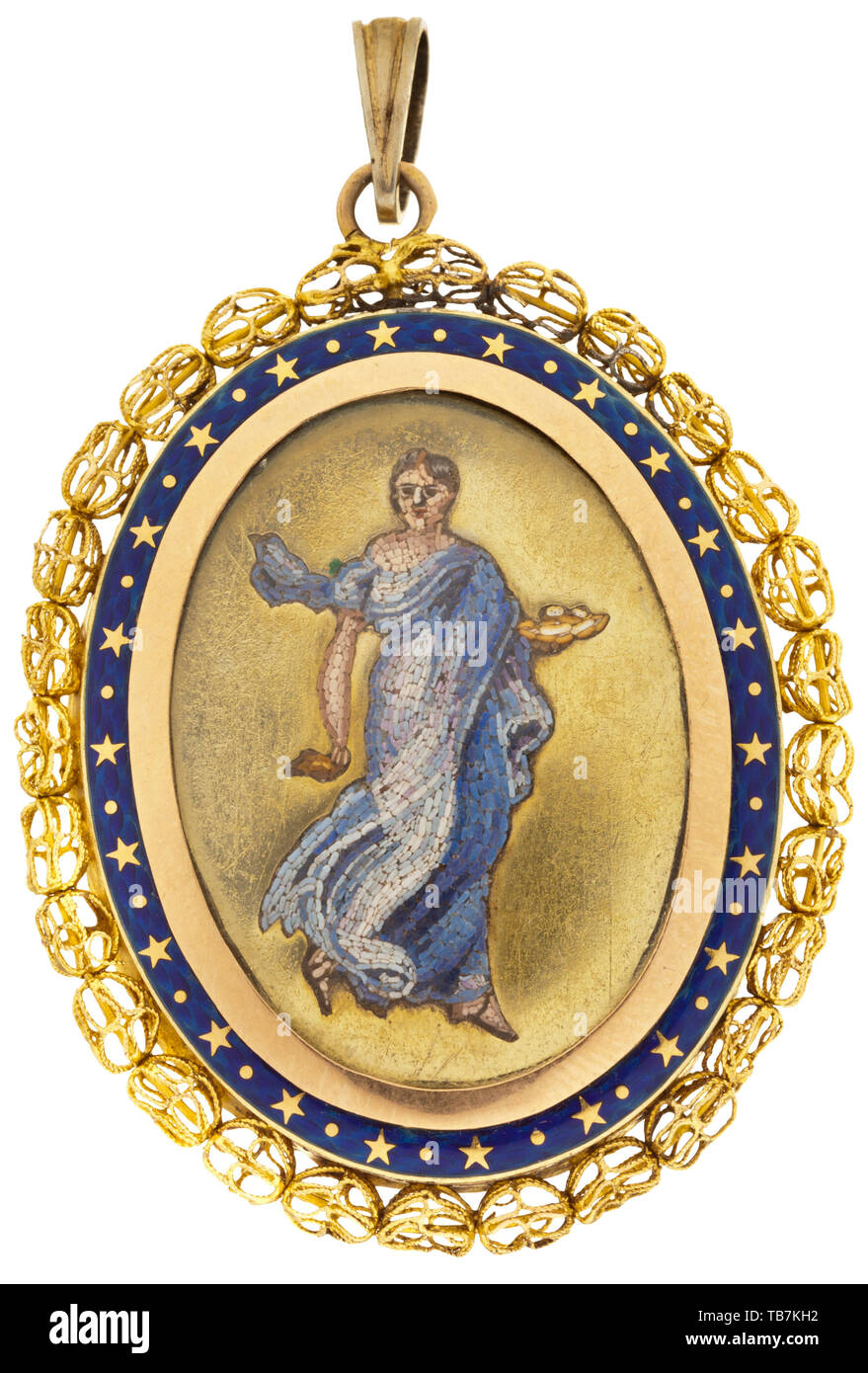 Un medallón de oro italiano con micro mosaico, 1ª mitad del siglo xix, Oval, medallón de oro amarillo. El anverso con un lucernario policromada, micro-mosaico de una dama en un vestido de estilo antiguo. Rodeado por un revestimiento de esmalte azul en tierra labrada, el borde establecido con finos cordones de filigrana. Ojal no identificados con marcas, adjunta el anillo de suspensión de plata dorada. Sin ojal dimensiones 37 x 47 mm, peso: 22,5 g. la artesanía, artesanía, artesanía, objetos, objetos, fotografías, recortes, recortes de prensa, corte, recorte, escotaduras, histórico, histórico del siglo xix, Additional-Rights-Clearance-Info-Not-Available Foto de stock