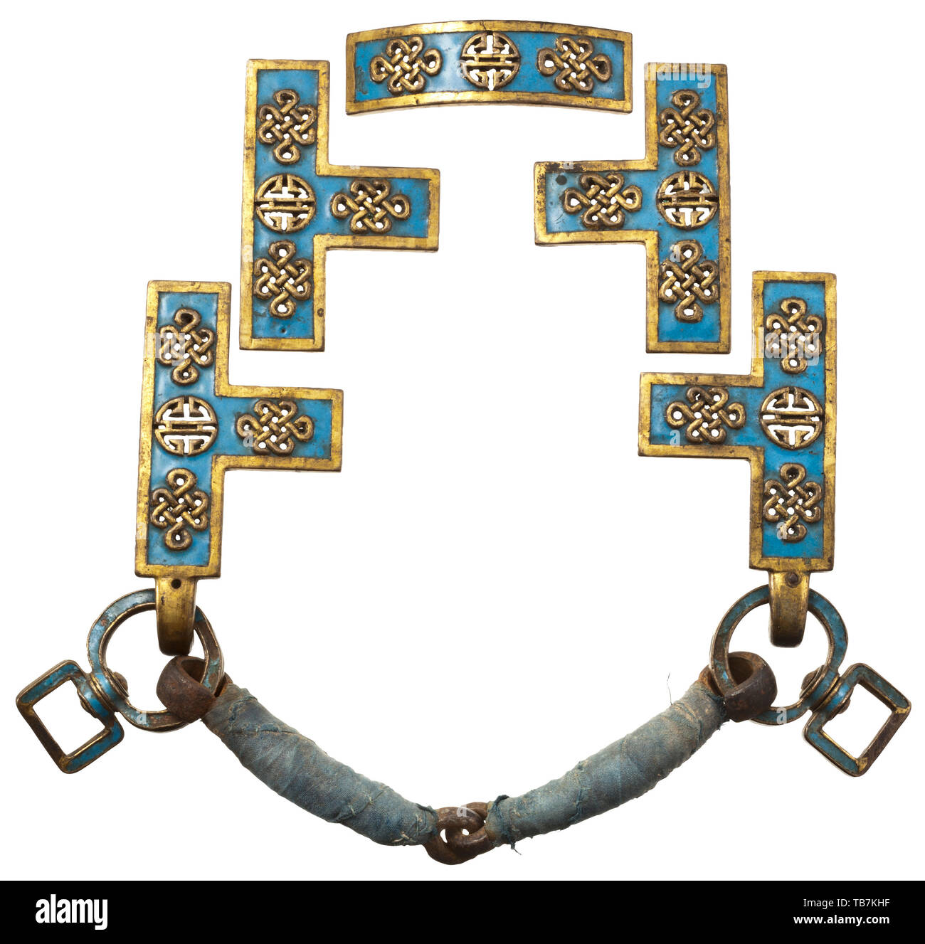 Un magnífico bridas, Chinos de la dinastía Qing, dos piezas de hierro con montajes snaffle bit de herradura de bronce dorado y esmaltado en azul, los montajes parcialmente perforado. Pasadores para el apego a las bridas de cuero en la espalda. Snaffle bit de ancho de 20 cm. China, el chino, el casco histórico, del siglo XIX, siglo xvii, Additional-Rights-Clearance-Info-Not-Available Foto de stock