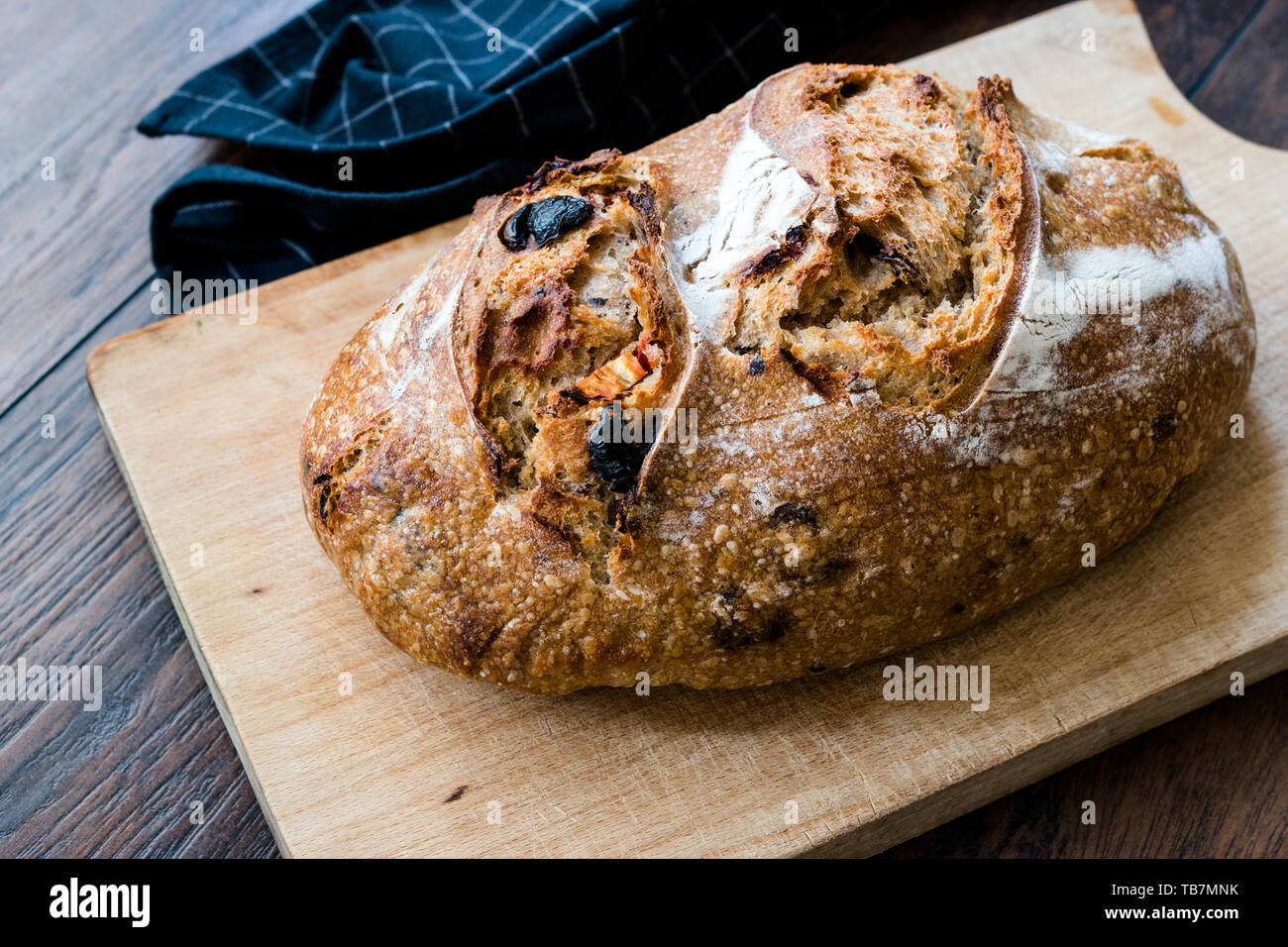 Pan de panadería artesanal con tomates secos y aceitunas negras listo para  comer. Los alimentos orgánicos Fotografía de stock - Alamy