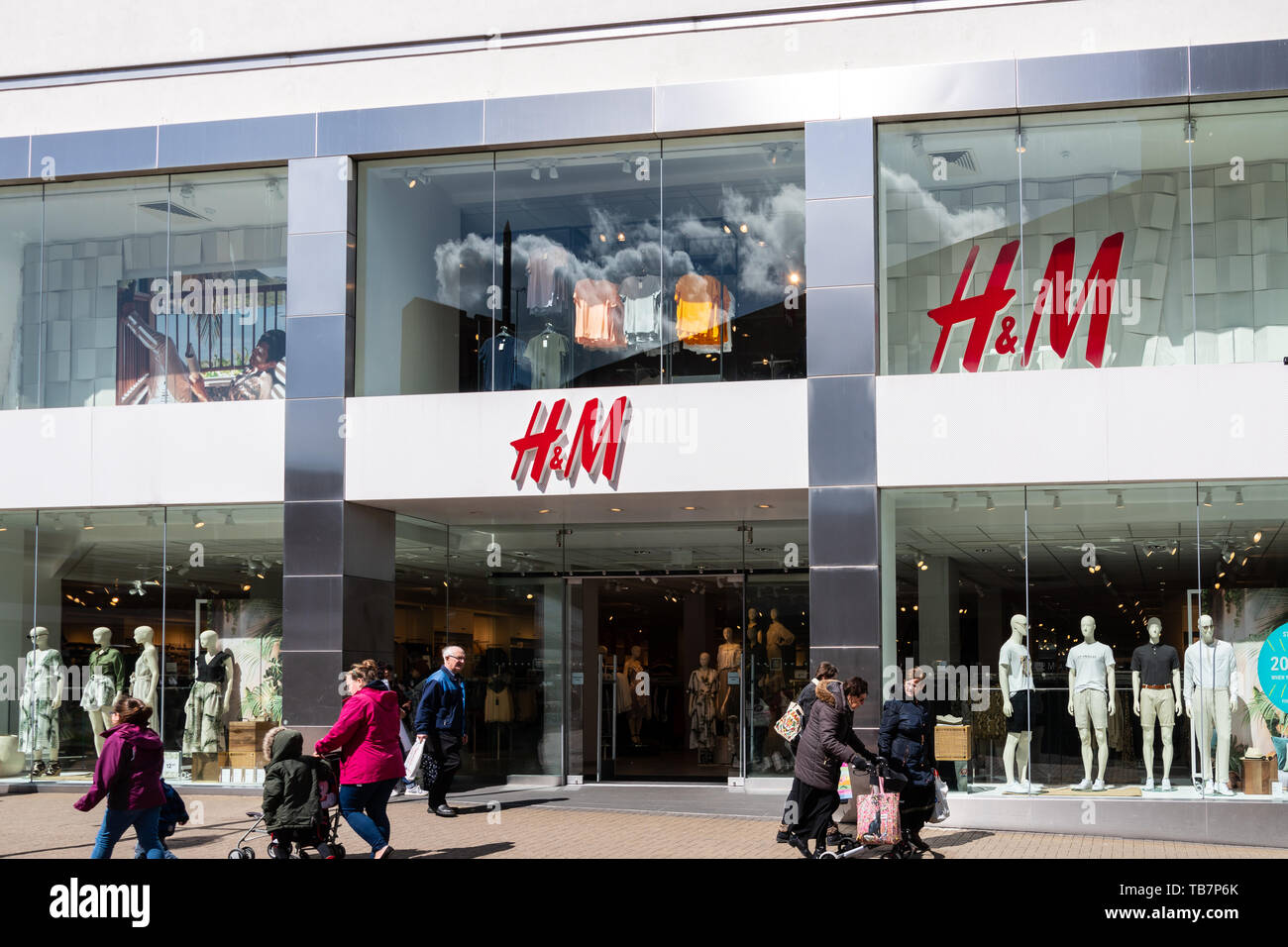 Swindon, Reino Unido - 04 de mayo de 2019: la fachada de H&M Tienda Ropa en  el Desfile Fotografía de stock - Alamy