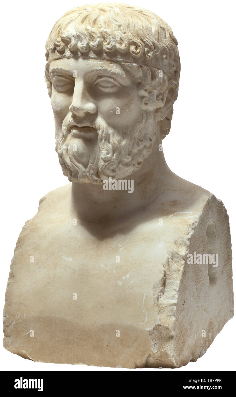 Una canica herm de una deidad barbudo, magníficamente elaborada copia desde el siglo XIX basado en un modelo Clásico Temprano, vistiendo una banda en su cabello. La disposición de los rizos se inspira en los principios clásicos de la escultura griega. Superficie ligeramente tintado con el mínimo de golpes, de lo contrario en excelentes condiciones. 47 de altura, ancho 24,5 cm. Procedencia: Colección privada polaca, adquirida por el padre del expedidor en los decenios de 1960 y 1970 de un marchante de arte. histórico, del siglo xix, Additional-Rights histórico-Clearance-Info-Not-Available Foto de stock