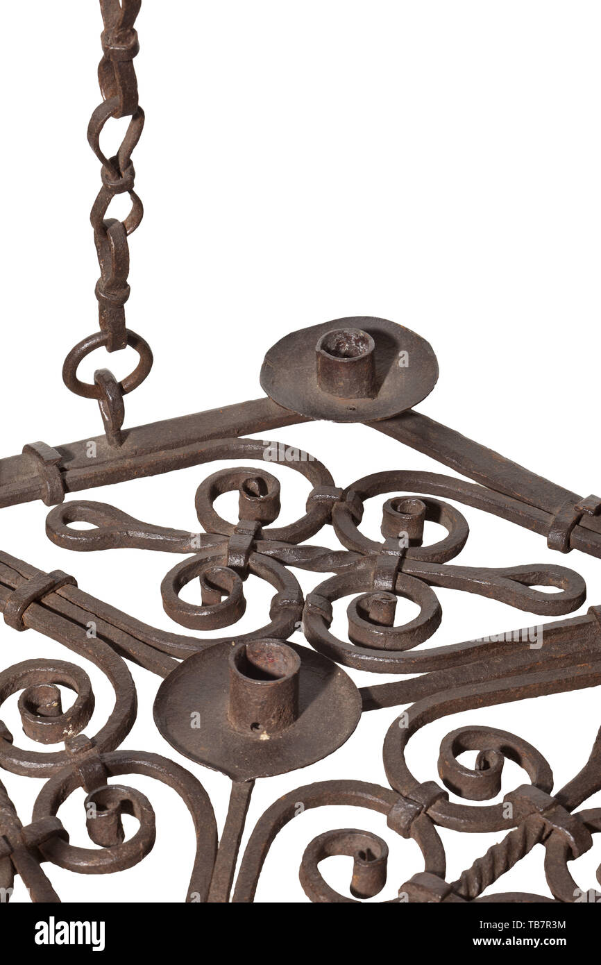 https www alamy es una lampara de arana de hierro forjado circa 1600 la trama hexagonal de aro de hierro forjado seis portavelas con bandejas de goteo montado en la rama alternando con estilizados fleur de lys decoraciones en el centro otro candelabro los festejos intacto con tres cadenas de caida 59 cm de diametro la artesania artesania artesania objetos objetos fotografias recortes recortes de prensa corte recorte escotaduras historica historica del siglo xvii additional rights clearance info not available image247878168 html