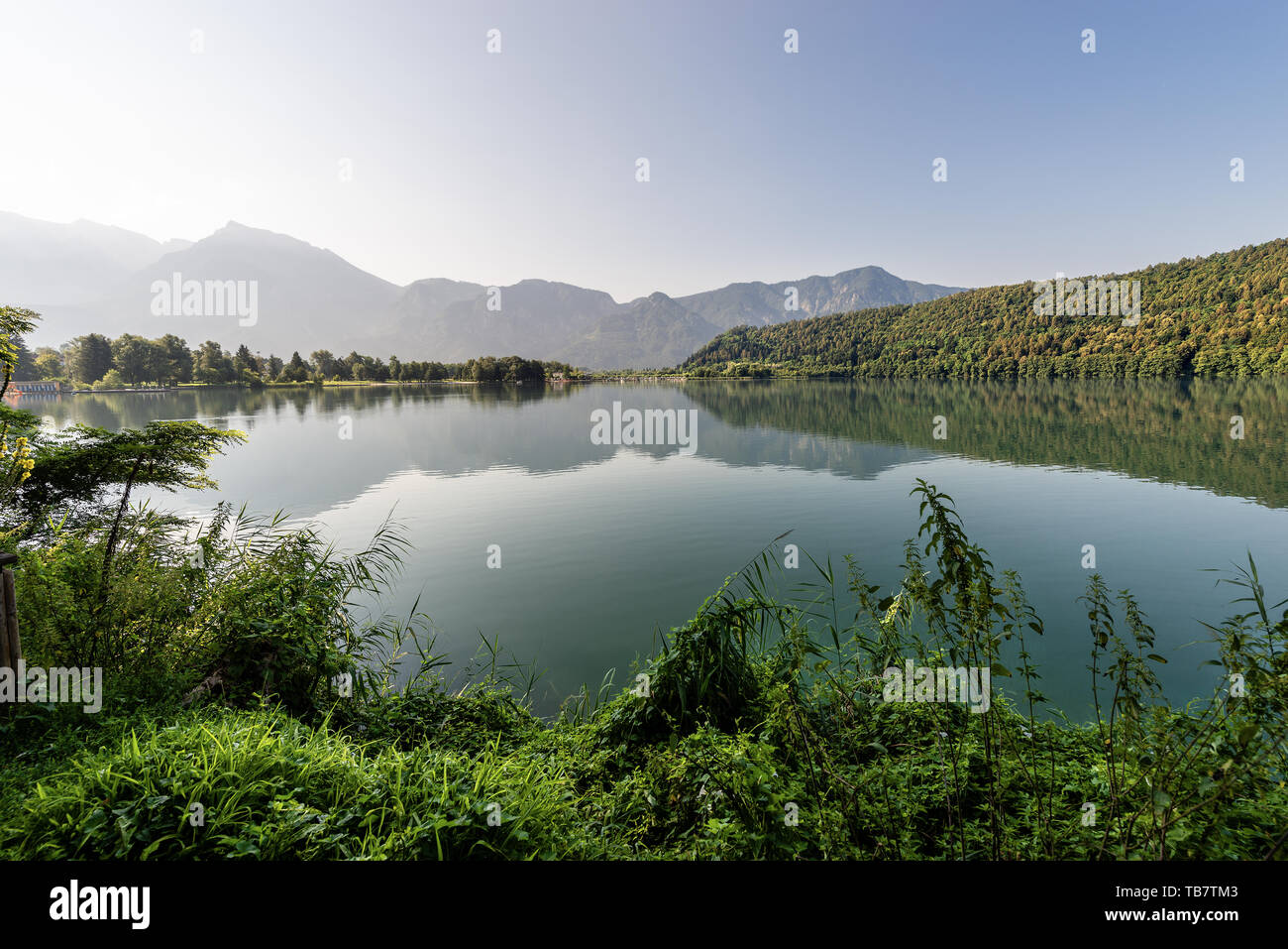 Lago di Levico (lago) al amanecer, Levico Terme, Trentino Alto Adige, Italia, Europa Foto de stock