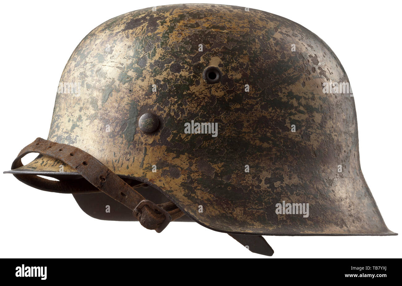 Armaduras, Cascos, casco de acero alemán M42, publicado en 1942, tropic  versión para el Afrika Korps, sólo Editorial-Use Fotografía de stock - Alamy
