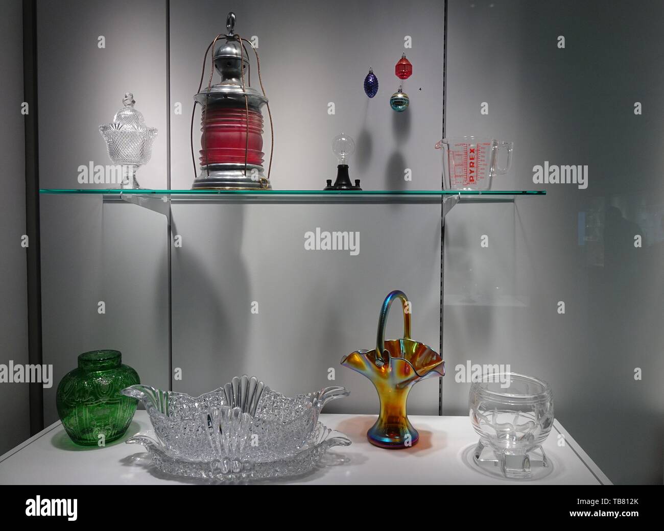Objetos de vidrio utilizados en el comercio muestra en una galería en el Museo del Vidrio de Corning Foto de stock