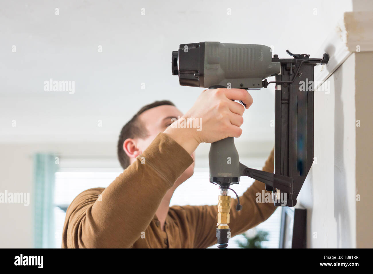 Pistola de clavos fotografías e imágenes de alta resolución - Alamy