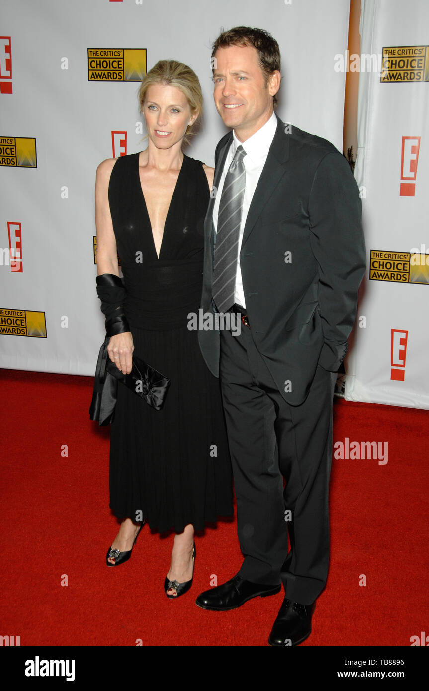 LOS ANGELES, CA. Enero 12, 2007: Greg Kinnear y su esposa Helen LABDON