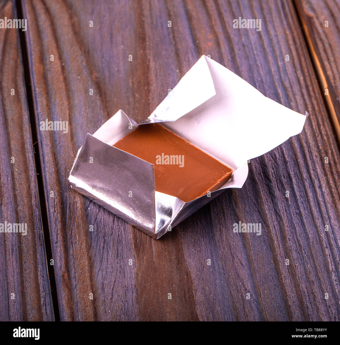 Chocolates envueltos en papel de aluminio aislado sobre fondo blanco  Fotografía de stock - Alamy