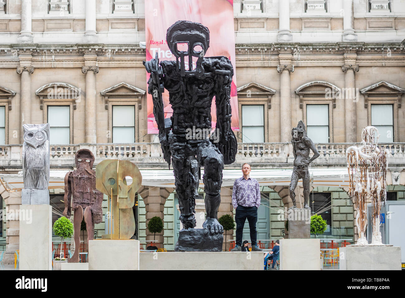 Londres, Reino Unido. El 31 de mayo de 2019. Thomas Houseago con su  instalación de seis esculturas que han sido instalados en la Ra's Annenberg  Courtyard como parte de la exhibición de