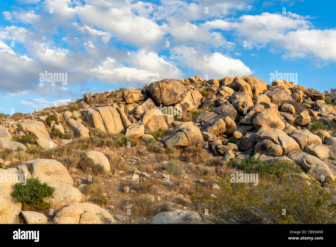 Formación de Boulder Hill en Apple Valley, California, en el desierto de Mojave. Foto de stock