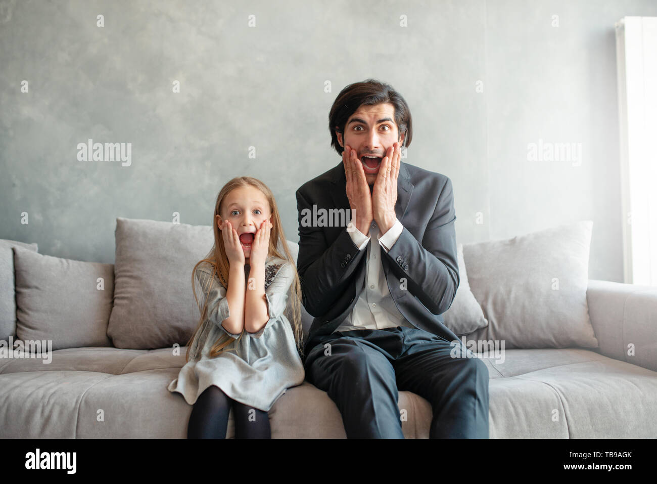 El padre y la hija de mirar en ambos conmovió algo Foto de stock
