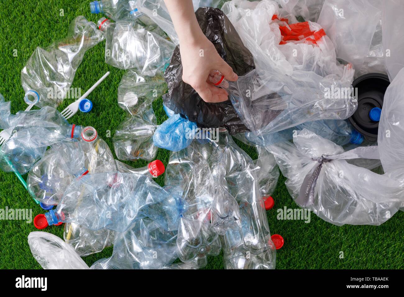 El concepto de reciclaje de plásticos y la protección del medio ambiente.  Preformas de Pet para botellas de plástico sobre la hierba verde. Césped  artificial, de plástico Fotografía de stock - Alamy