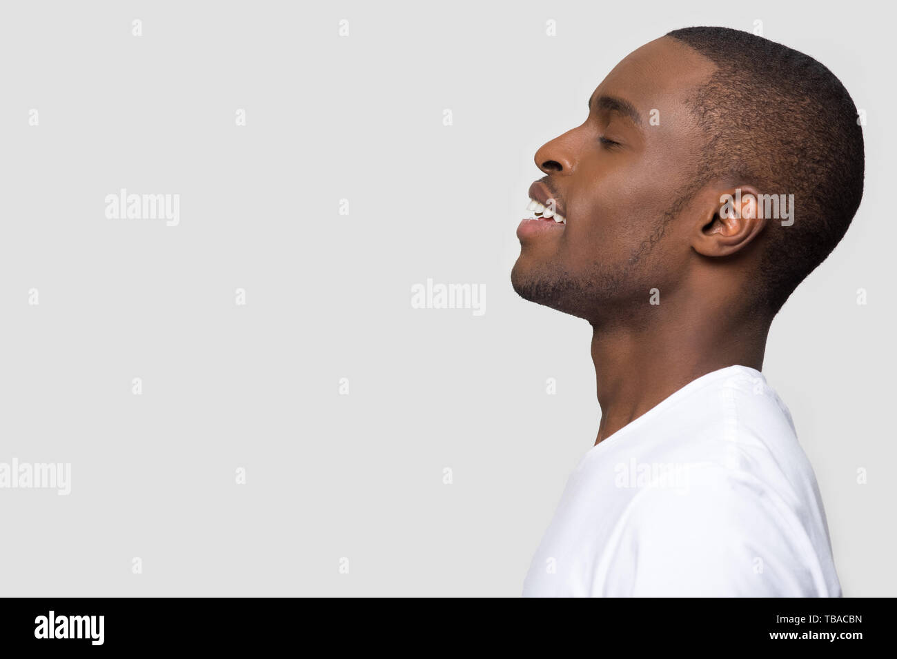 El perfil lateral hombre africano enfrentan los ojos cerrados disfrutar de aire fresco Foto de stock