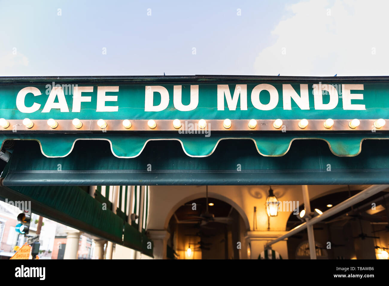 Nueva Orleans, EE.UU. - 23 de abril de 2018: el Café Du Monde firmar closeup para el famoso restaurante sirve buñuelos beignet Foto de stock