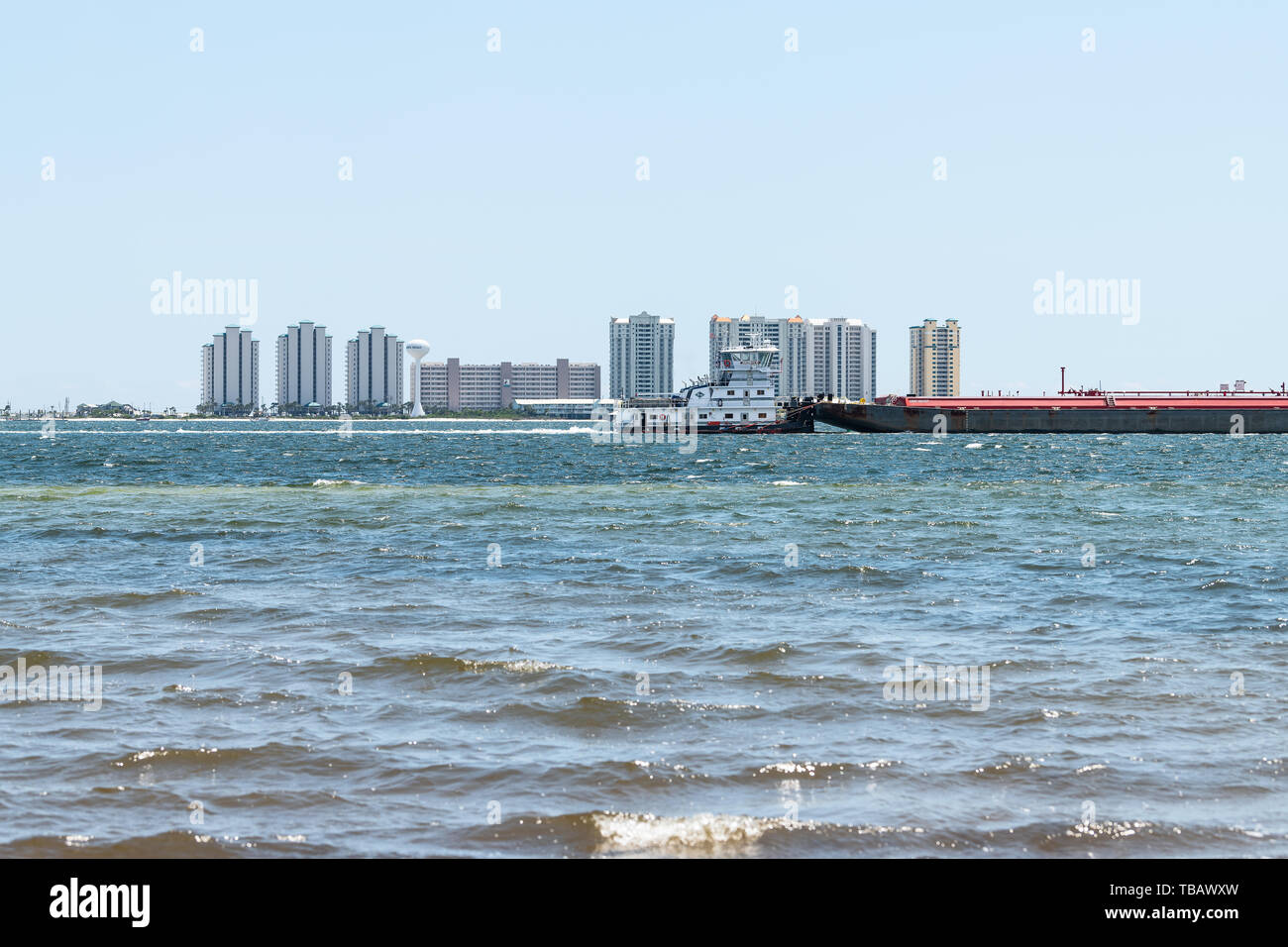 Navarra, USA - Abril 24, 2018: el remolcador o barco remolcador Towing Tank barcaza Barco Barco Barco en Pensacola Bay en el Mar costa del Golfo de México, Florida Pa Foto de stock