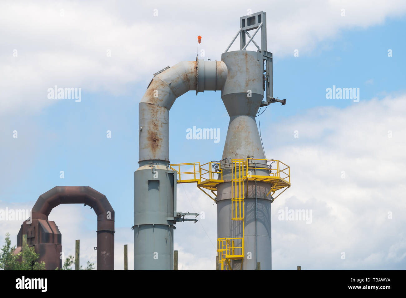 Gases industriales o planta de refinación de aceite con tubos, tuberías tanque cisterna fuera en la región del Panhandle de Florida, la Costa Esmeralda Foto de stock