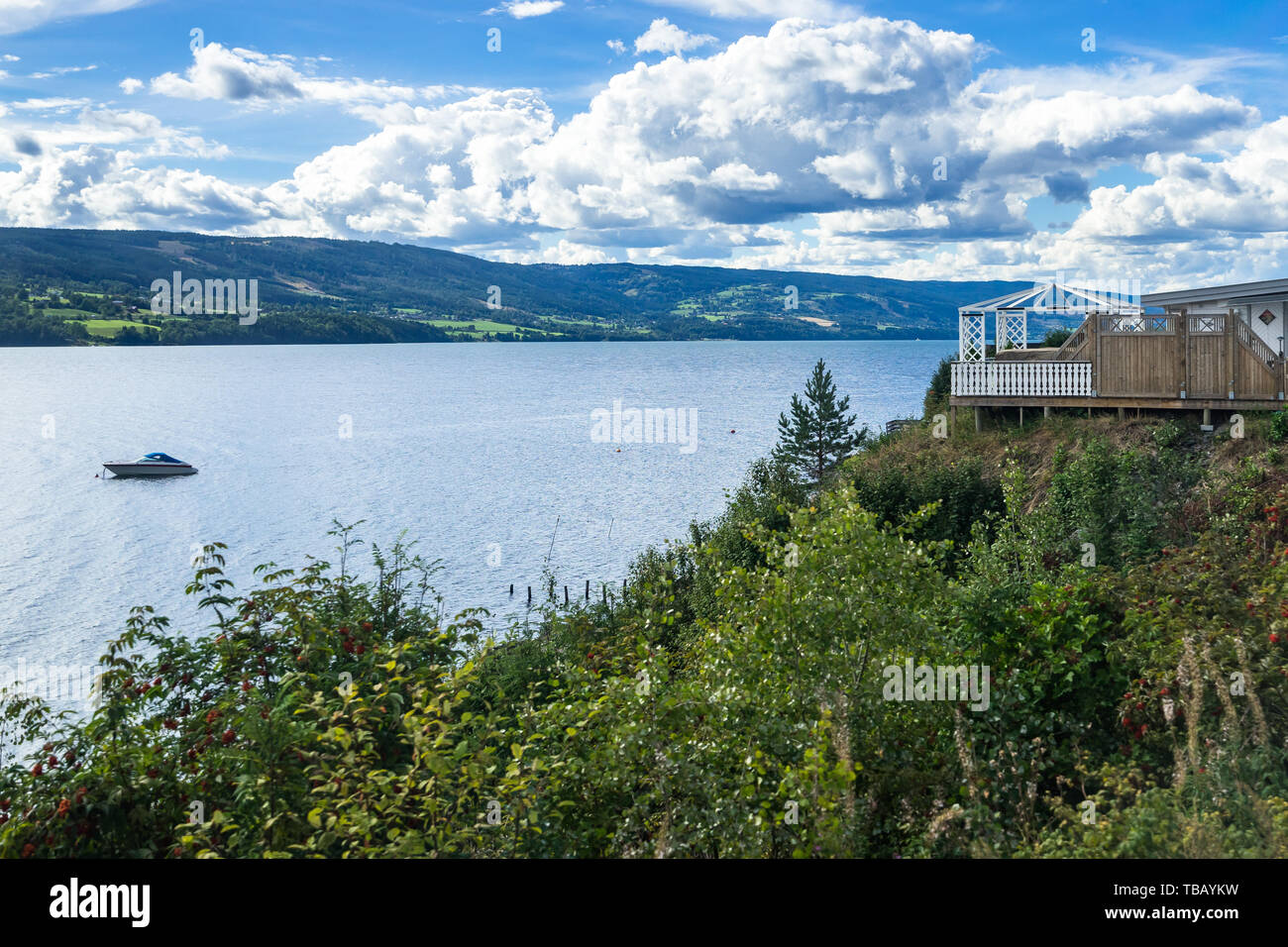 Una casa con vistas al hermoso paisaje del lago Mjosa durante el verano, de Hedmark, Noruega Foto de stock