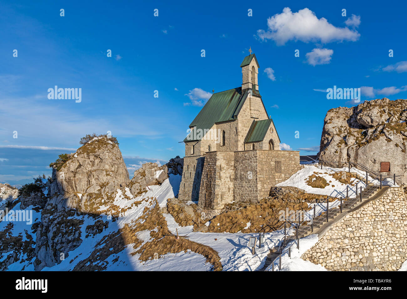 Pequeña capilla en la cumbre de la montaña Wendelstein, Baviera, Alemania Foto de stock