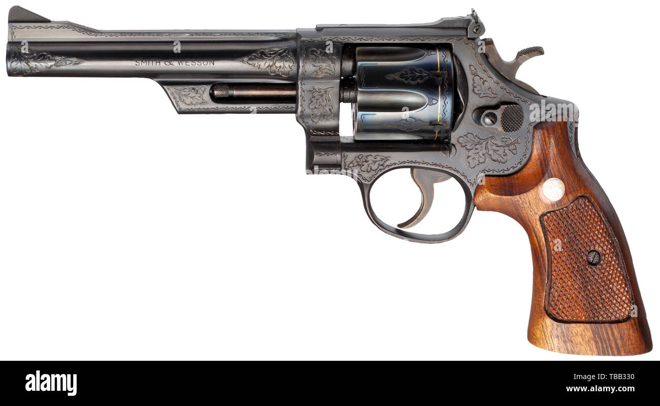 Una Smith & Wesson mod. 28-2, grabado Cal..357 Magnum, no. S 288810. Prueba marca alemana de 1967. Cavidad de espejo. Longitud 147 mm. Seis disparos. Arma grabada con hojas de roble, bellotas y una fina línea en el bastidor, el cilindro y la camisa. Hilo de oro adicional inlay en el cilindro. En el lado derecho del bastidor oso pardo con incrustaciones en plata. Acabado en negro de armas hace más ligera en el área del bastidor trasero. Grabado por Gerda Hensel. Smith & Wesson originales paneles de agarre con el logotipo. Bellamente diseñado revólver en la nueva condición. Erwerbsscheinpflichtig. histórico, históricos, civiles, han Additional-Rights-Clearance-Info-Not-Available Foto de stock