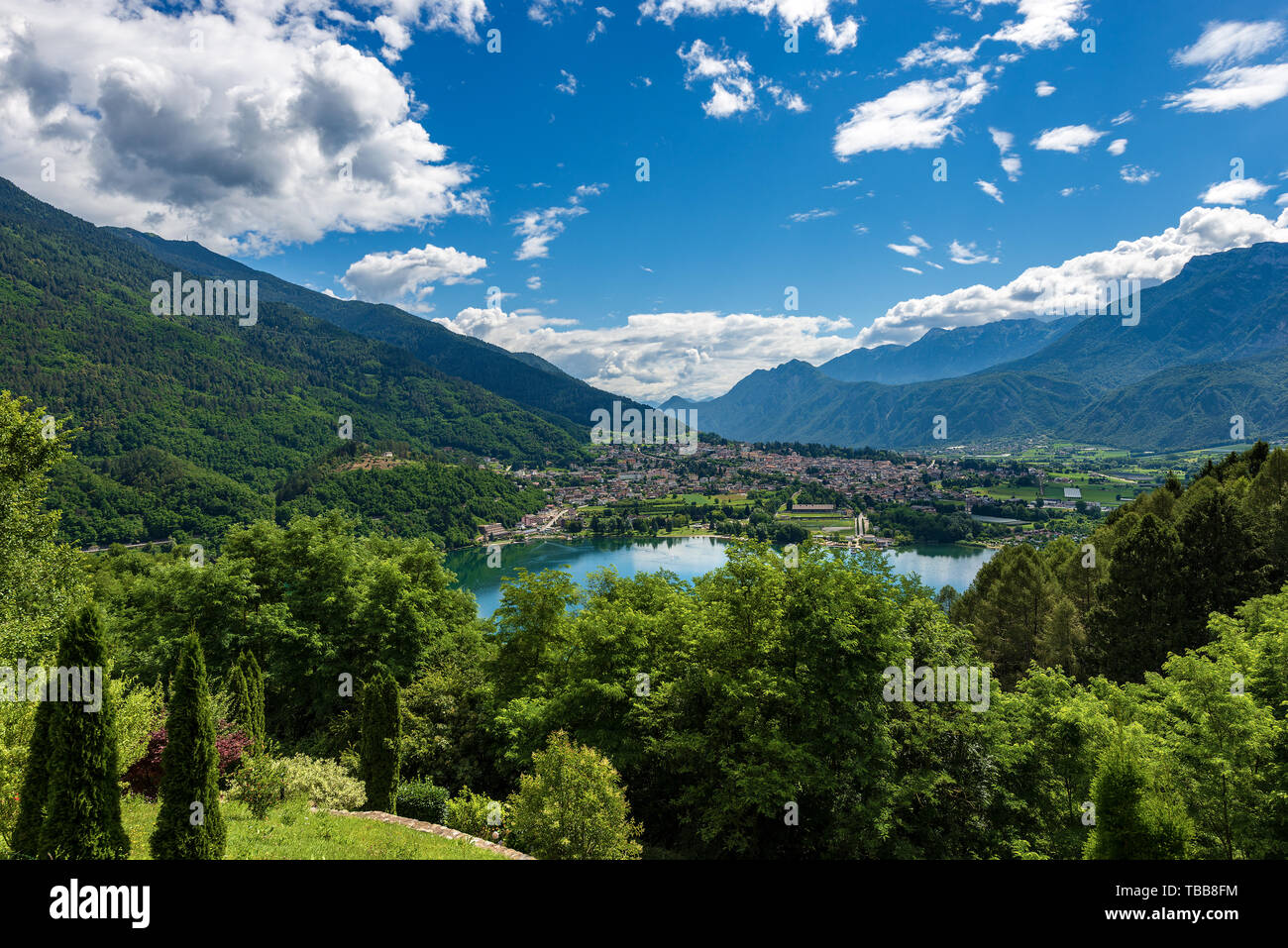 Vista aérea de la pequeña ciudad de Levico Terme con el Lake (Lago di Levico) y las montañas de los Alpes. Trentino Alto Adige, Italia, Europa Foto de stock